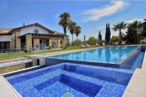 Incredible Large Villa In Paphos sleeps 14 Children Pool, Jacuzzi, Huge Garden
